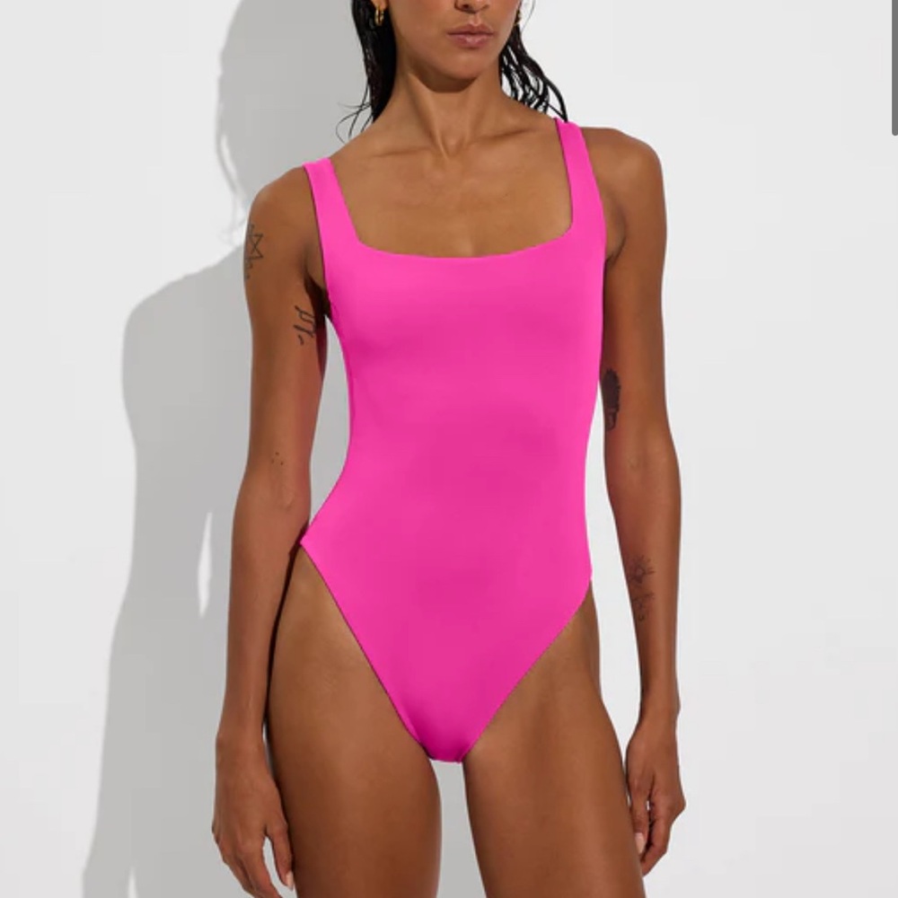Streamline one-piece NWT